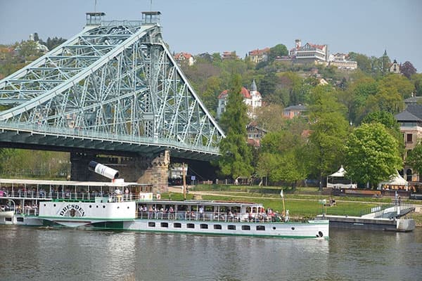 Dampfer am Blauen Wunder in Dresden