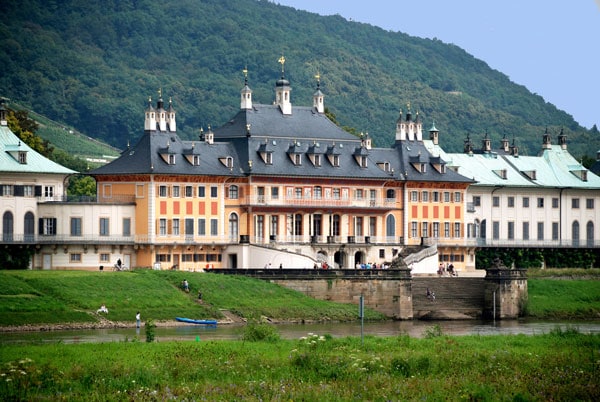 Pillnitzer Schloß mit Elbe